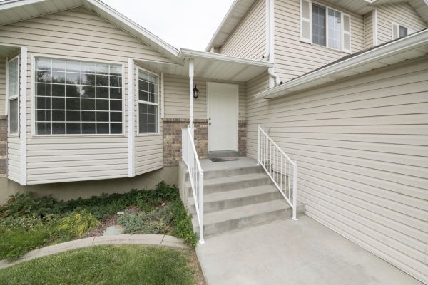 Cost of White Vinyl Siding Replacement in Carson City